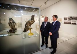 Manuel Titos y Javier Piñar observan los ejemplares de búho real y quebrantahuesos disecados que se pueden ver en la exposición.