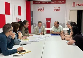 Concejales del PSOE se reúnen con vecinos del casco histórico.