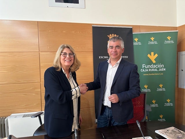 El alcalde, Emilio Torres, y la patrona de la Fundación, María Dolores Aguayo.