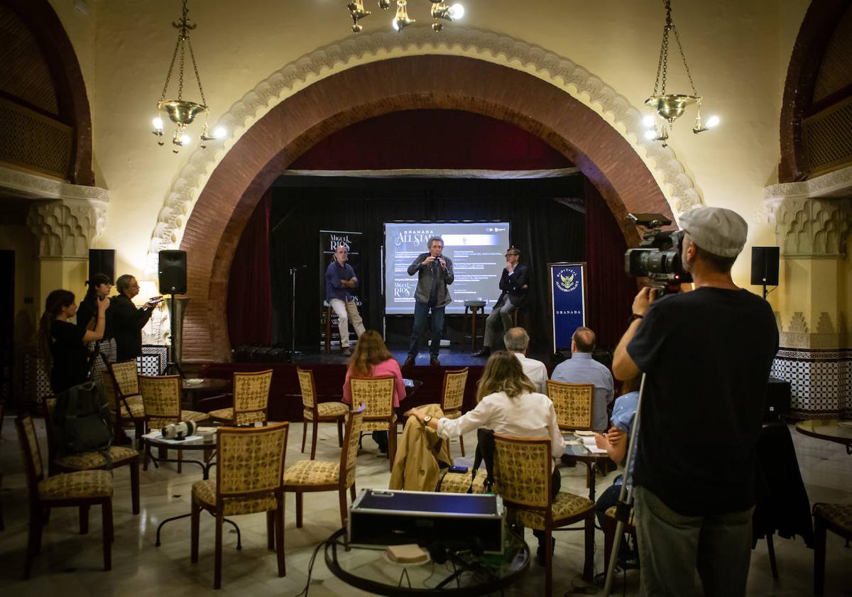 Imagen principal - En la rueda de prensa. 