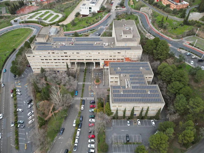 Cuatro edificios de la UGR instalan placas solares y otros cinco lo harán antes del otoño