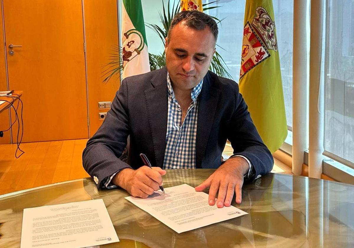 El presidente de la Diputación en la firma de las cartas enviadas al Ministerio de Defensa y al de Migraciones.