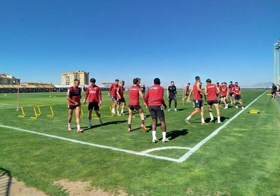 Calentamiento del Granada este martes en la Ciudad Deportiva del club.