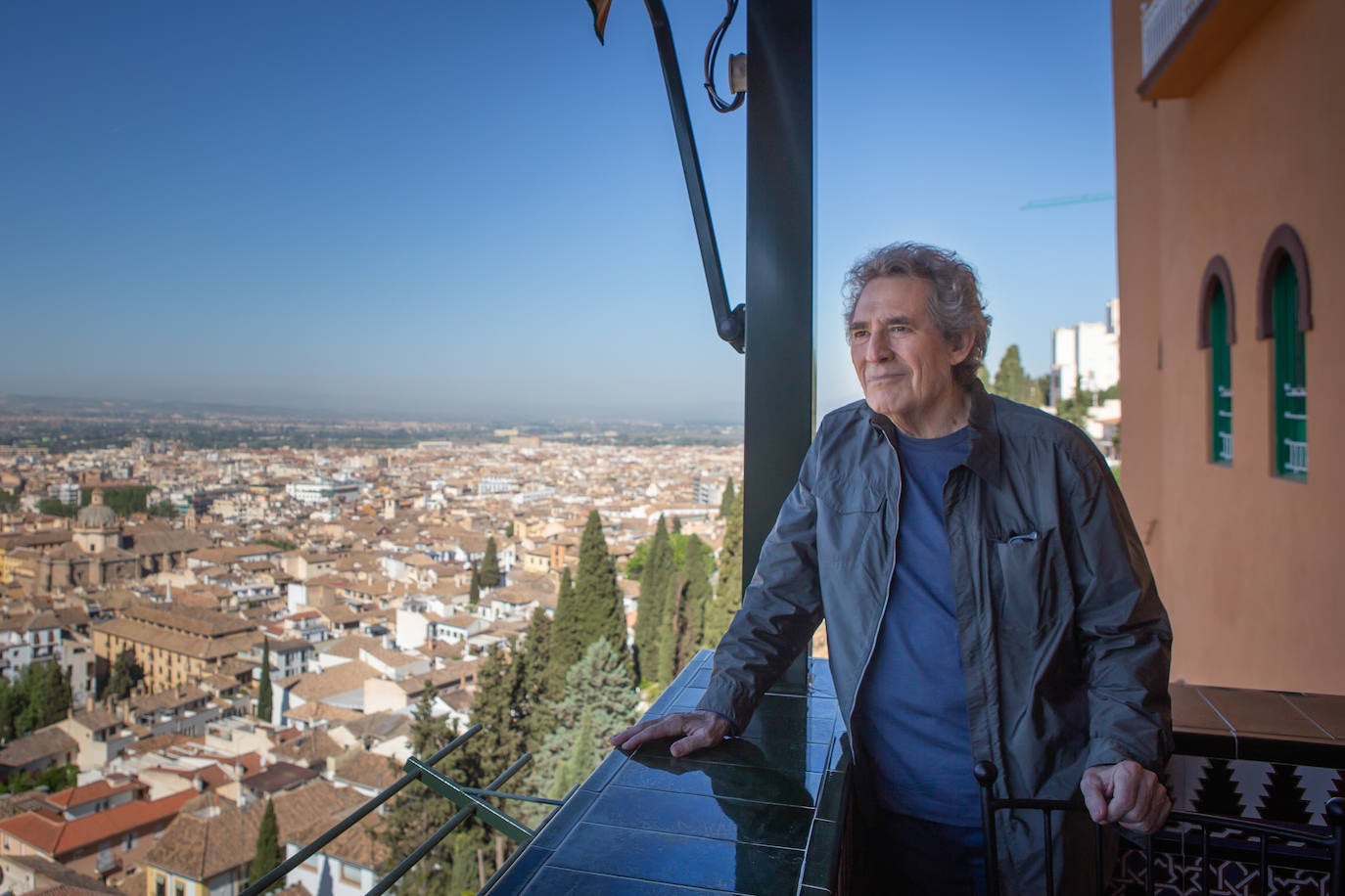 Miguel Ríos en la terraza del Alhambra Palace.