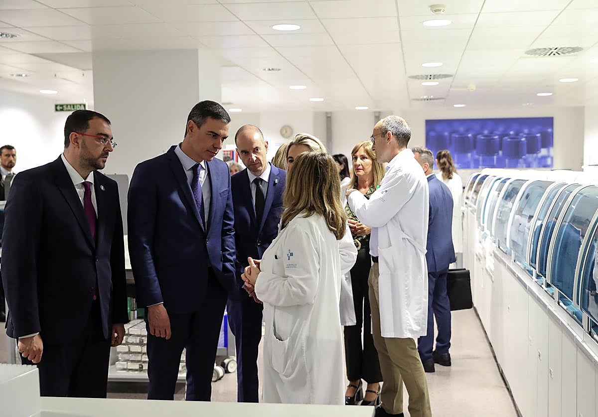 El presidente del Gobierno, Pedro Sánchez (2i), acompañado por el jefe del Ejecutivo asturiano, Adrián Barbón (i)