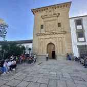 Escolares a las puertas de la iglesia de San Ignacio.