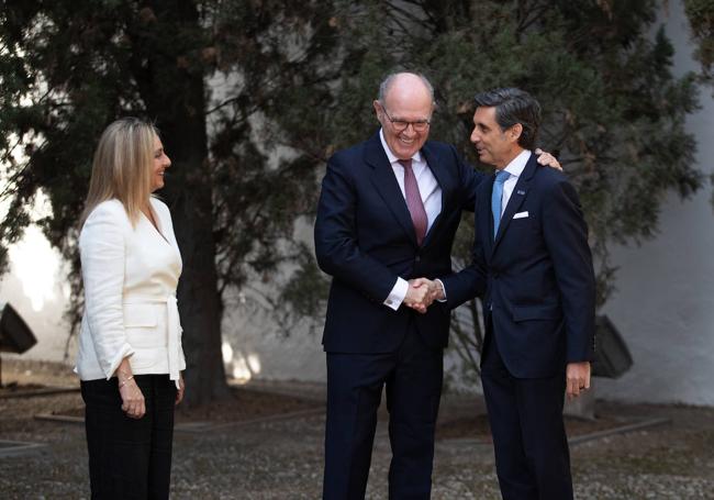 Carazo y Jiménez-Blanco reciben a los patronos.