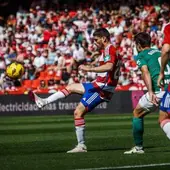 Sergio Ruiz toca un balón durante el partido contra el Alavés.