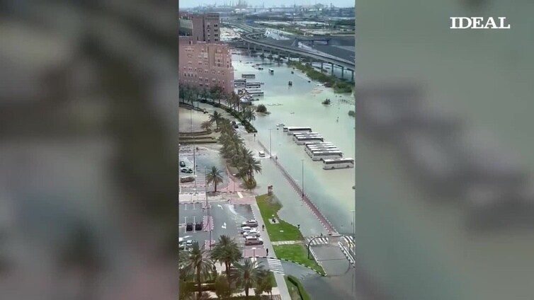 El aeropuerto de Dubái, inundado por las fuertes lluvias