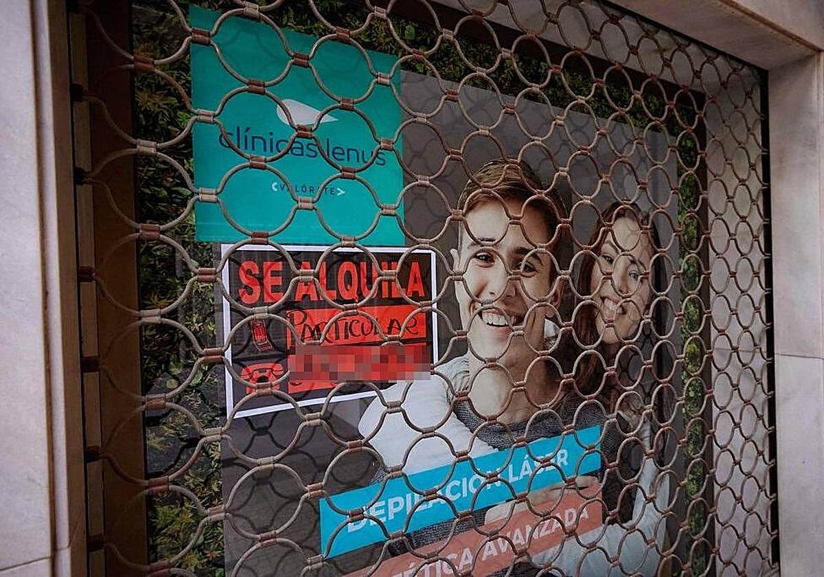 Cartel de 'Se alquila' en el local de la clínica, que estaba situada en la Avenida de Italia.