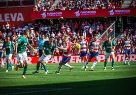 Lance del partido entre el Granada y el Alavés.