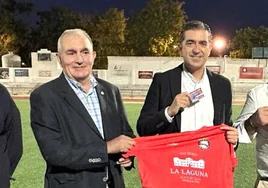 Pepe Cabrera Ceacero, con el alcalde, muestra la equipación del equipo de fútbol de Baeza