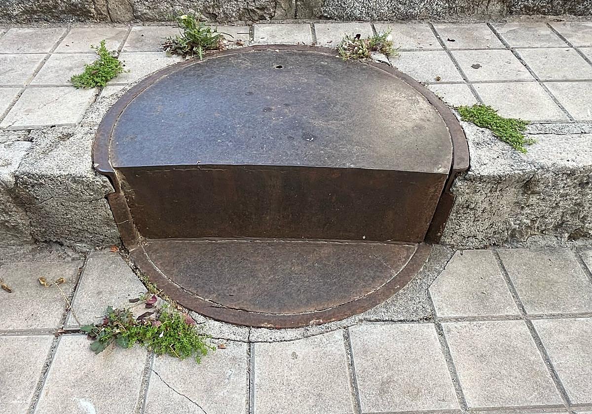 La tapa de alcantarilla ubicada en el Zaidín.