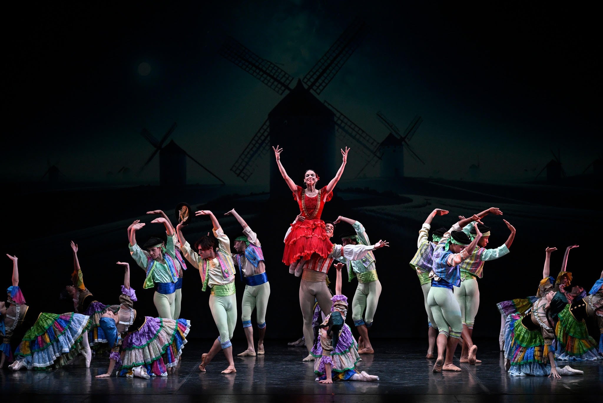 La directora de la compañía, Viensay Valdés (centro) como Kitri en la primera actuación de la gira.