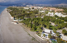 A la venta por dos millones una parcela en Playa Granada para comercios y hoteles