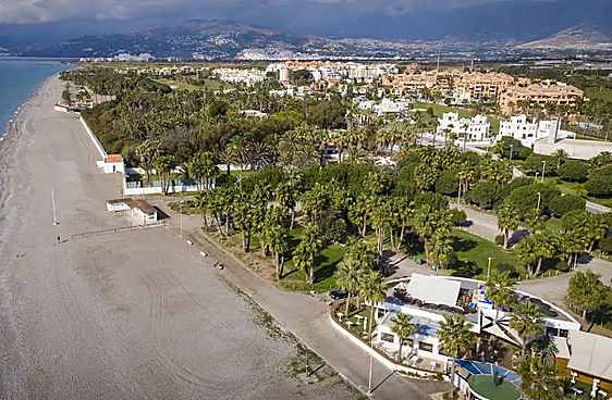 A la venta por dos millones una parcela en Playa Granada para comercios y hoteles
