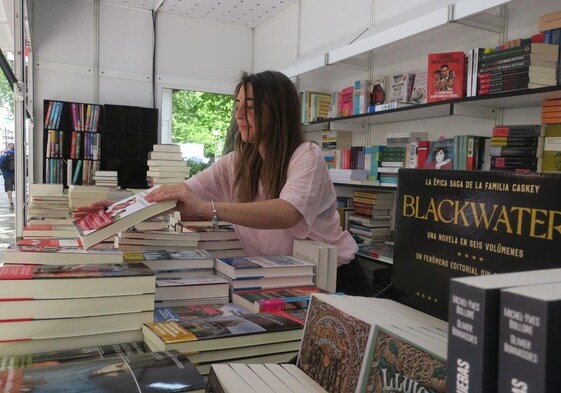 Anaís Borja, de Librería Babel, coloca libros en su caseta.