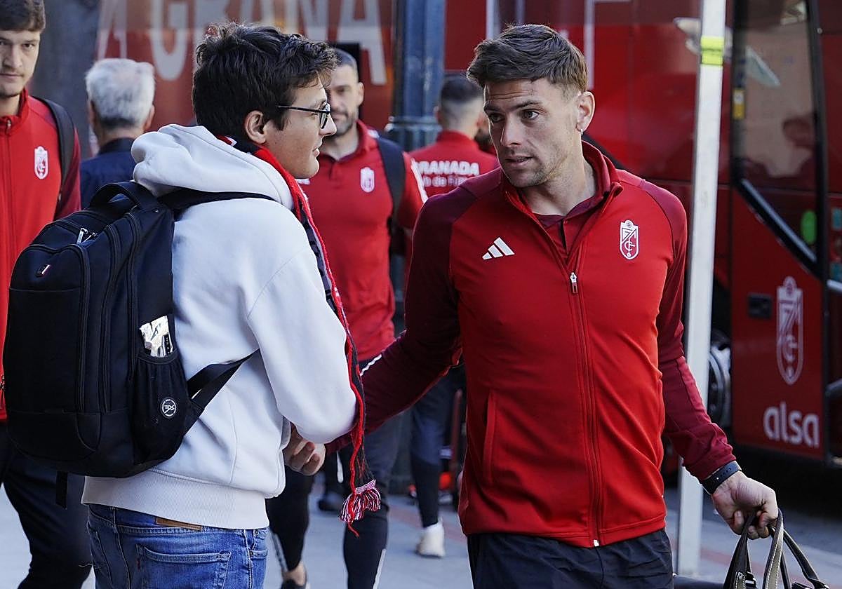 Lucas Boyé, con un aficionado del Granada ya en Bilbao.