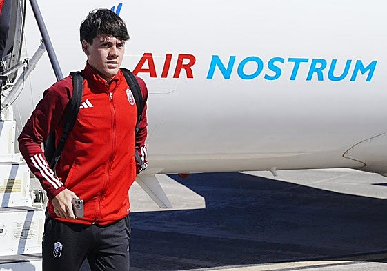 Facundo Pellistri, al aterrizar este viernes en Bilbao.