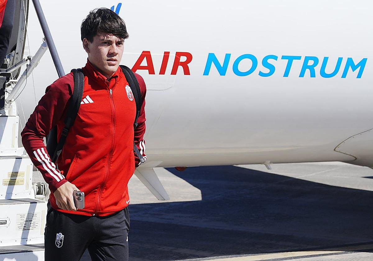 Facundo Pellistri, al aterrizar este viernes en Bilbao.