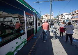 El metro de Granada en una parada.