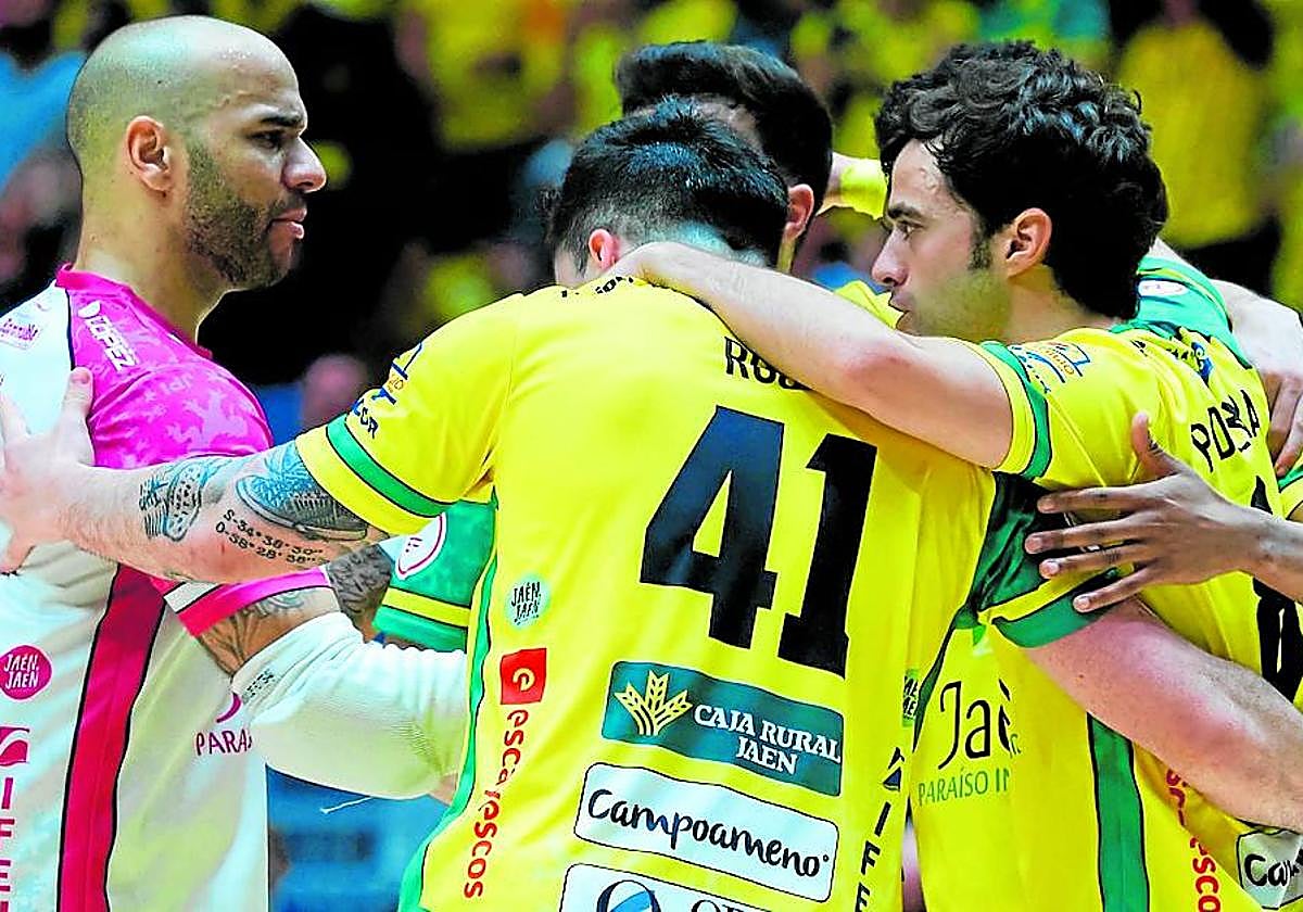 Los jugadores amarillos celebran un tanto.