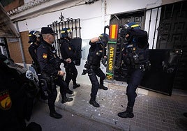 Agentes de la UPR derriban las dos puertas de acceso a la primera vivienda en la que realizaron un registro.