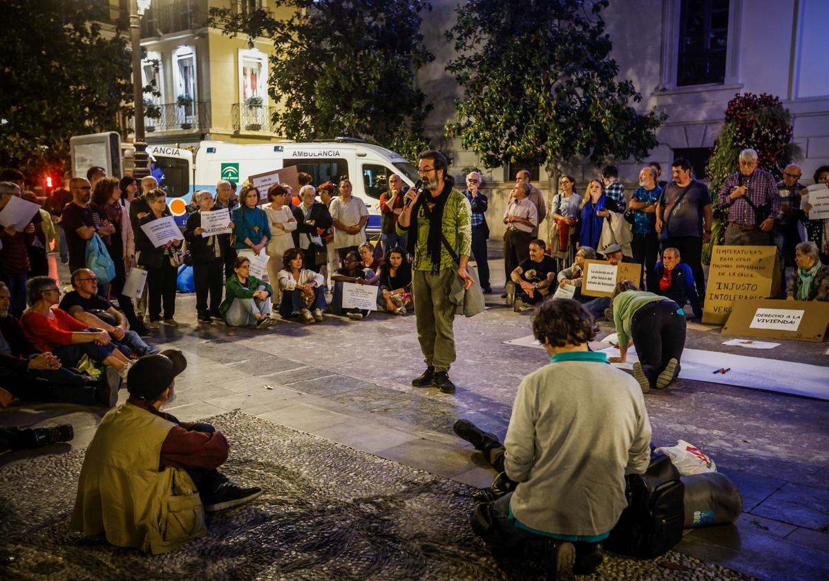 Imagen principal - Momentos de la asamblea. 