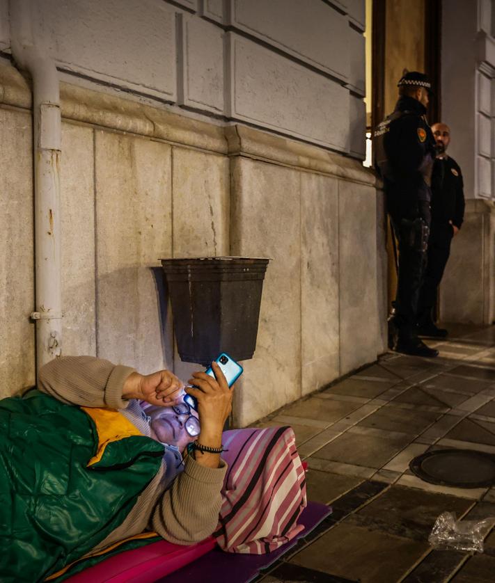 Imagen secundaria 2 - Una noche sin techo bajo el pleno de Granada