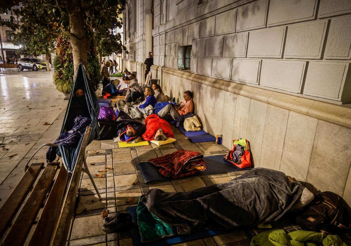 Algunas de las personas que han pasado la madrugada de este viernes en la Plaza del Carmen, junto al Ayuntamiento.