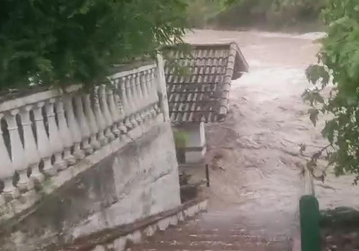 El agua inunda Trasmulas antes de arrasar la cubierta del lavadero.