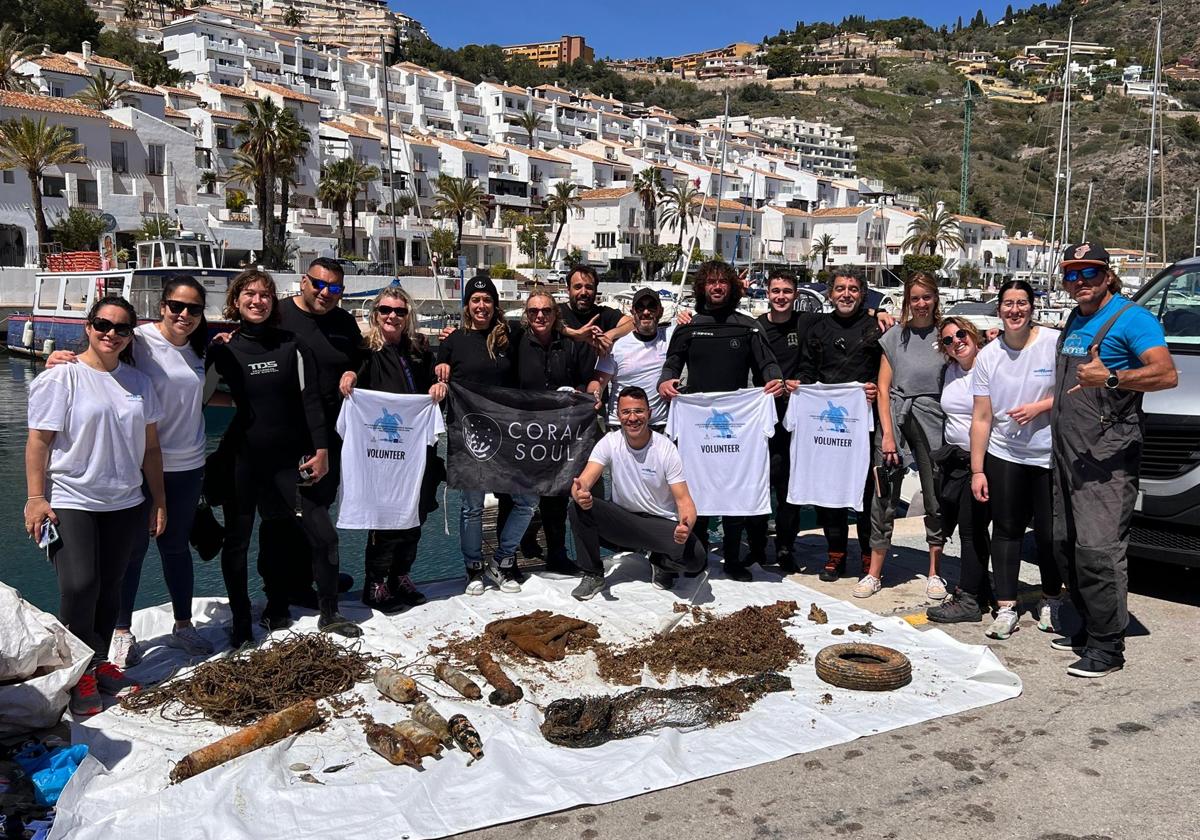 Volntarios participan en la limpieza de las aguas de la Punta de la Mona