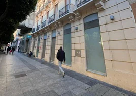 Inmueble en el que estaba la gran tienda de Zara en el centro de Almería, cerrado desde hace cuatro años.