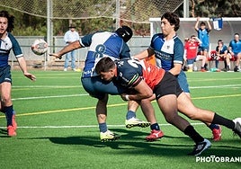 Acción de juego en un partido de Universidad.