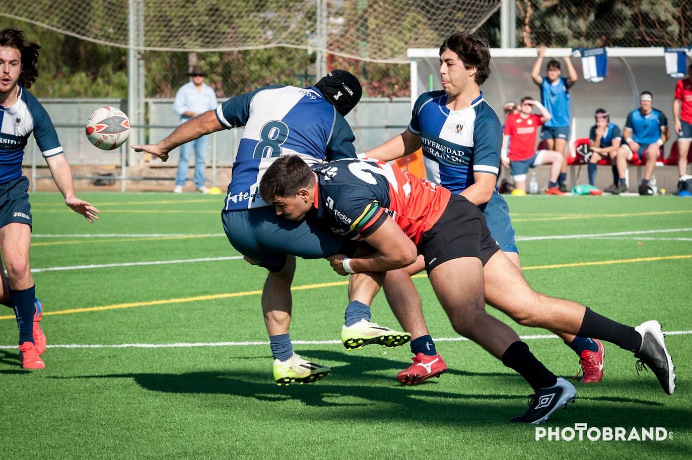Acción de juego en un partido de Universidad.