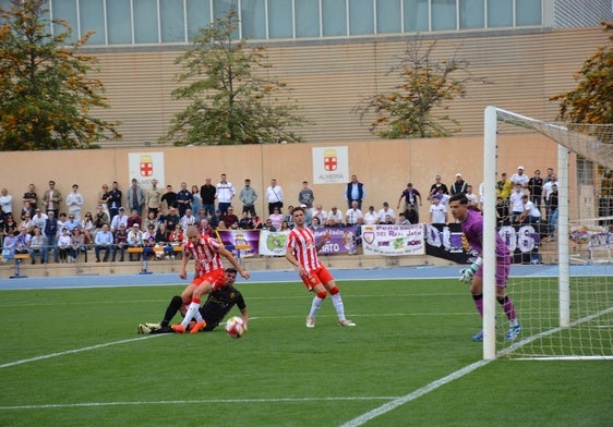 Jugada del partido Almería B y Real Jaén.