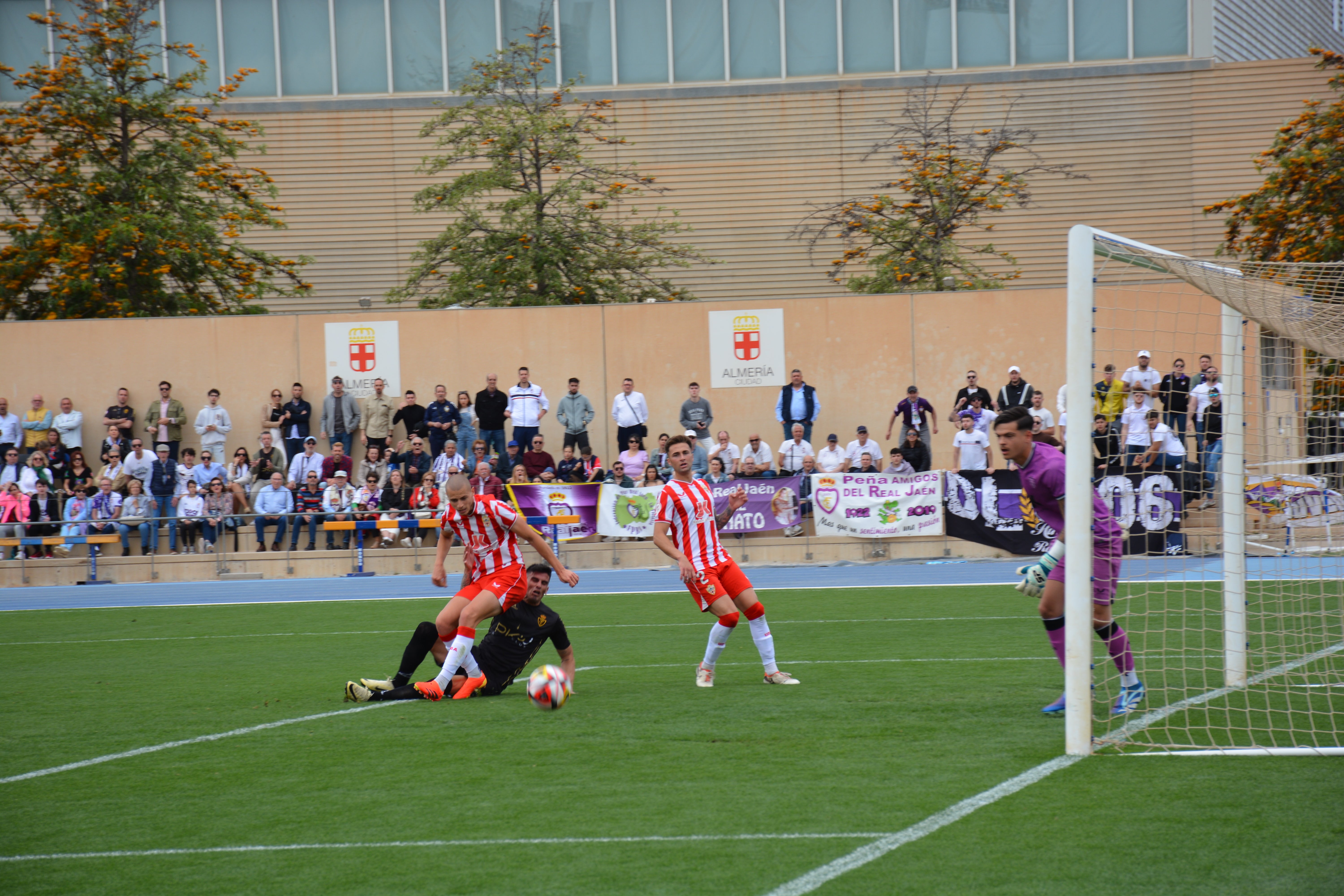 Jugada del partido Almería B y Real Jaén.