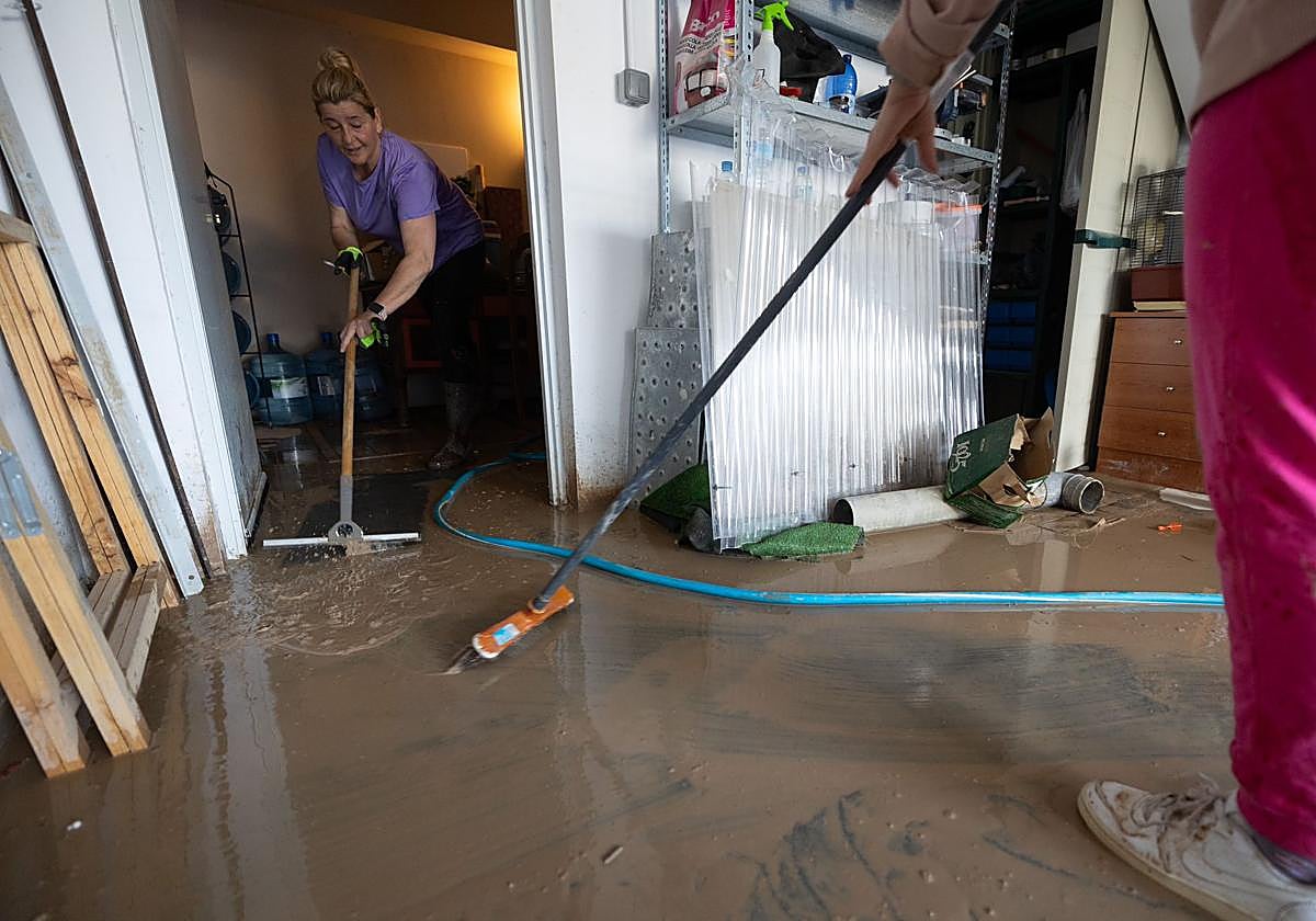 Eva limpia los efectos del temporal en su casa de Valderrubio