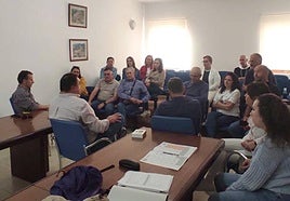 El parlamentario socialista Víctor Torres (a la izquierda, de espaldas), con trabajadores de Siles.