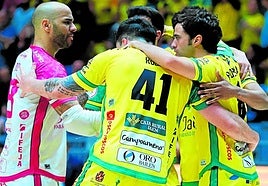 Los jugadores amarillos celebran un tanto.