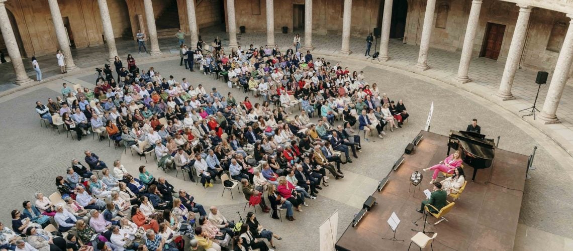 Uno de los actos del Festival de Poesía, en el interior del Palacio de Carlos V.