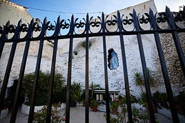 Gruta de la Virgen de Lourdes en el Barranco del Abogado, en Granada.