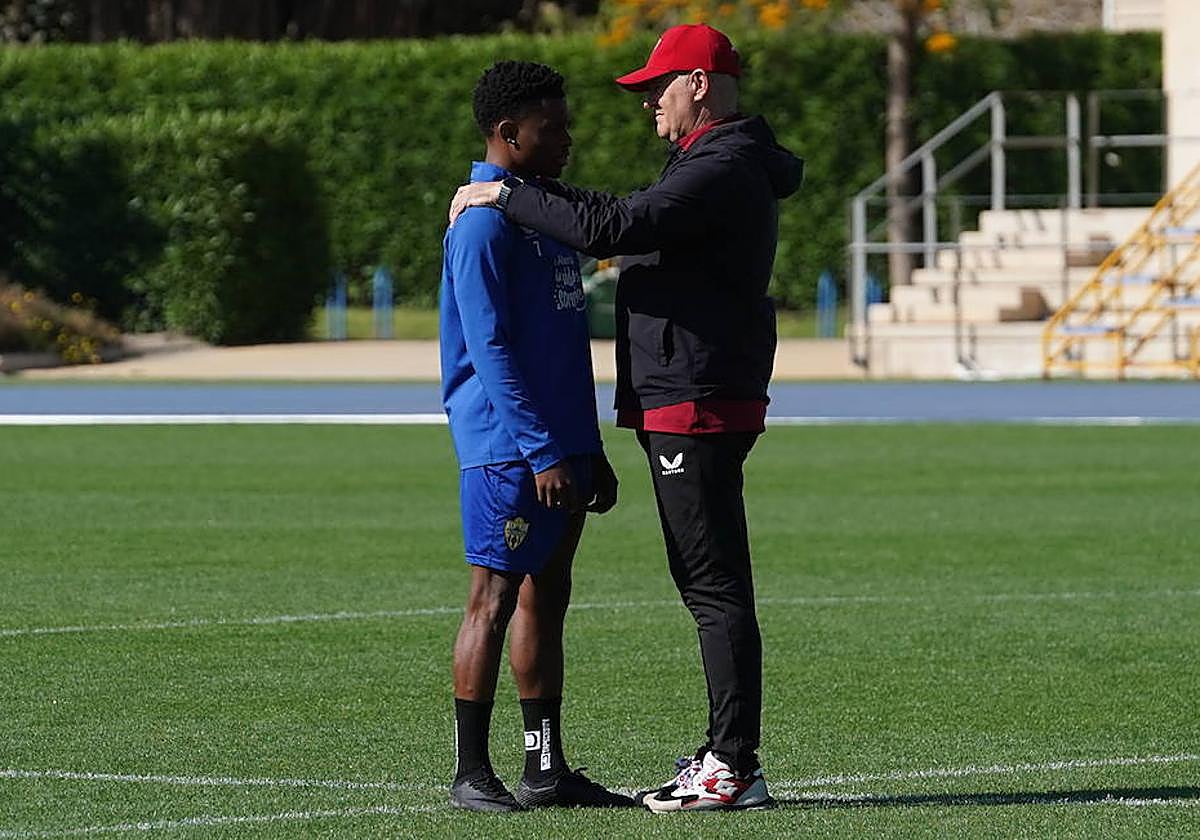 Pepe Mel dialoga con Largie Ramazani durante el entrenamiento de ayer.