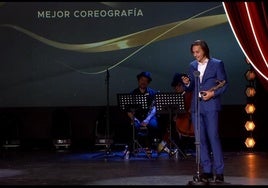 Mario Bermúdez se dirige al público tras recoger el premio en el Teatro Español.