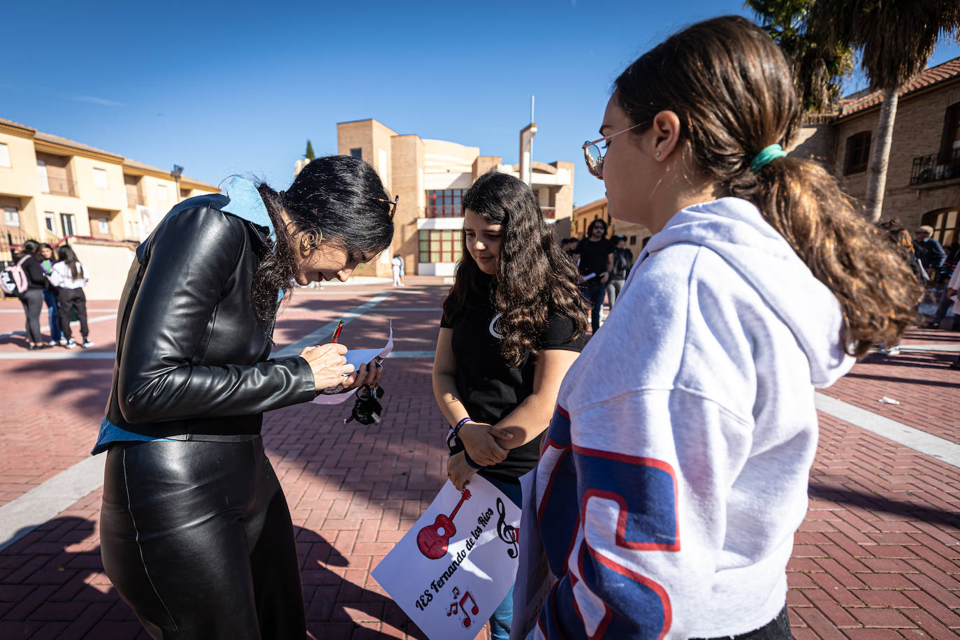 La artista, firmando autógrafos.