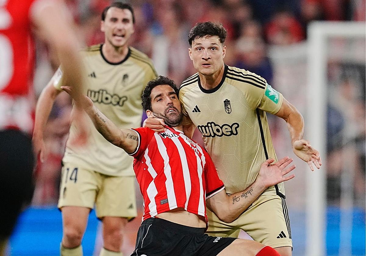 Miguel Rubio marca a Raúl García en San Mamés.