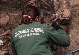 Profesionales trabajando en la recuperación de los restos que acaban de encontrar.