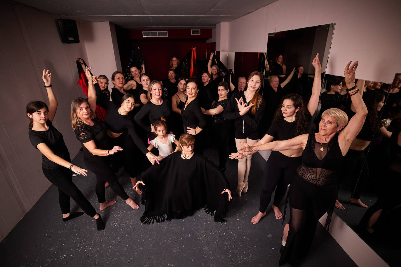 Sandra y Rosa, rodeadas del elenco de artistas y alumnas que participarán en el montaje 'Mujeres de Historia'.