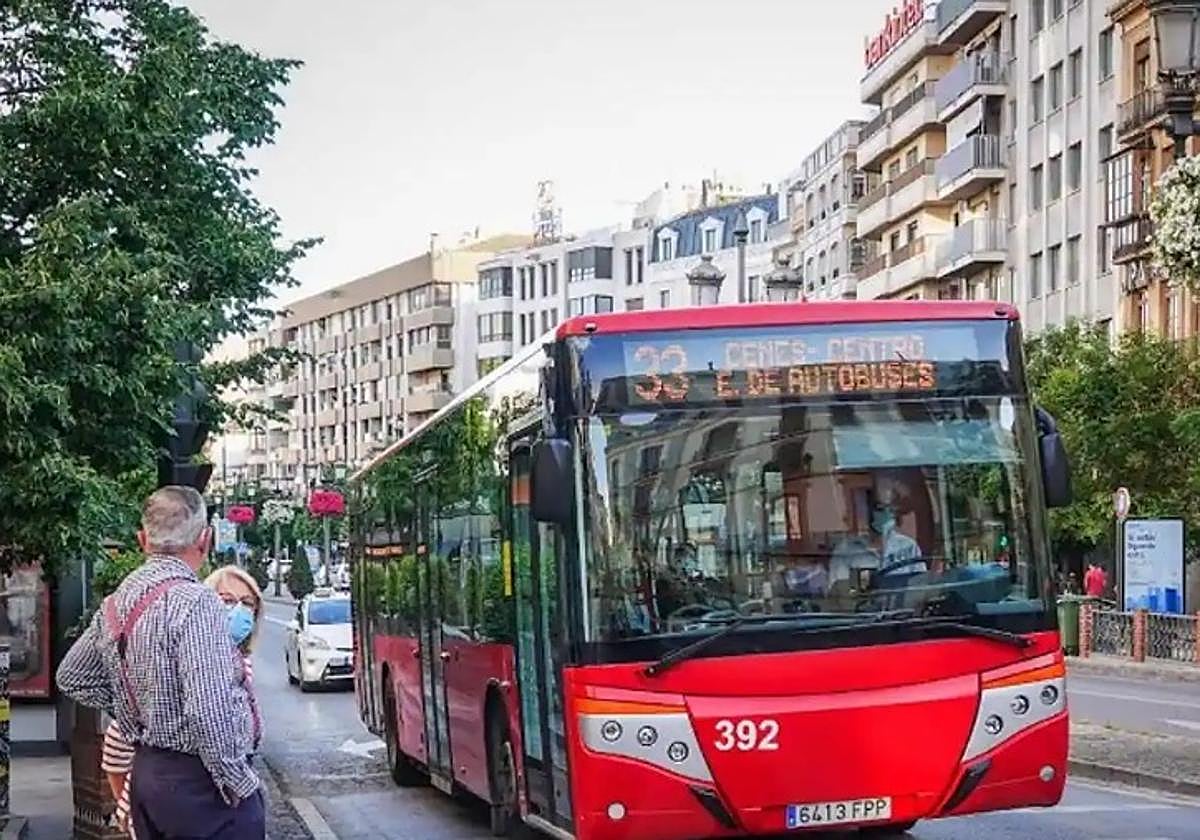 Un autobús urbano circula por la capital.