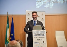El consejero Ramón Fernández-Pacheco en el foro de IDEAL en el puerto de Motril.